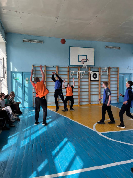 Соревнования по баскетболу.